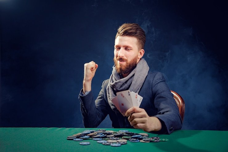 Meja Blackjack live dengan dealer dan pemain di platform raja mega